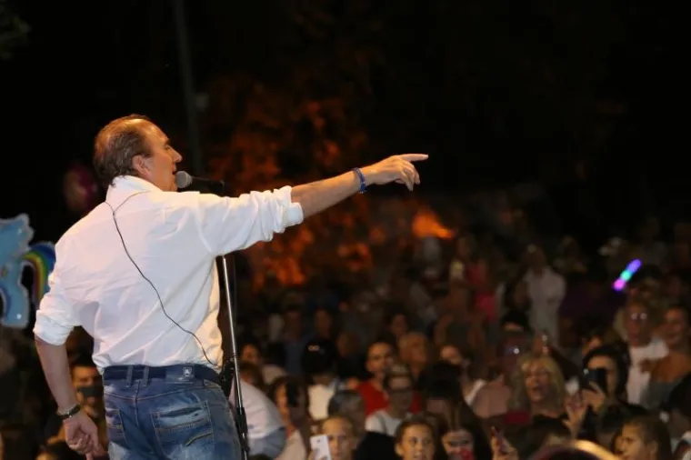 Ovo je bio prvi njegov koncert nakon skandala o obiteljskom nasilju