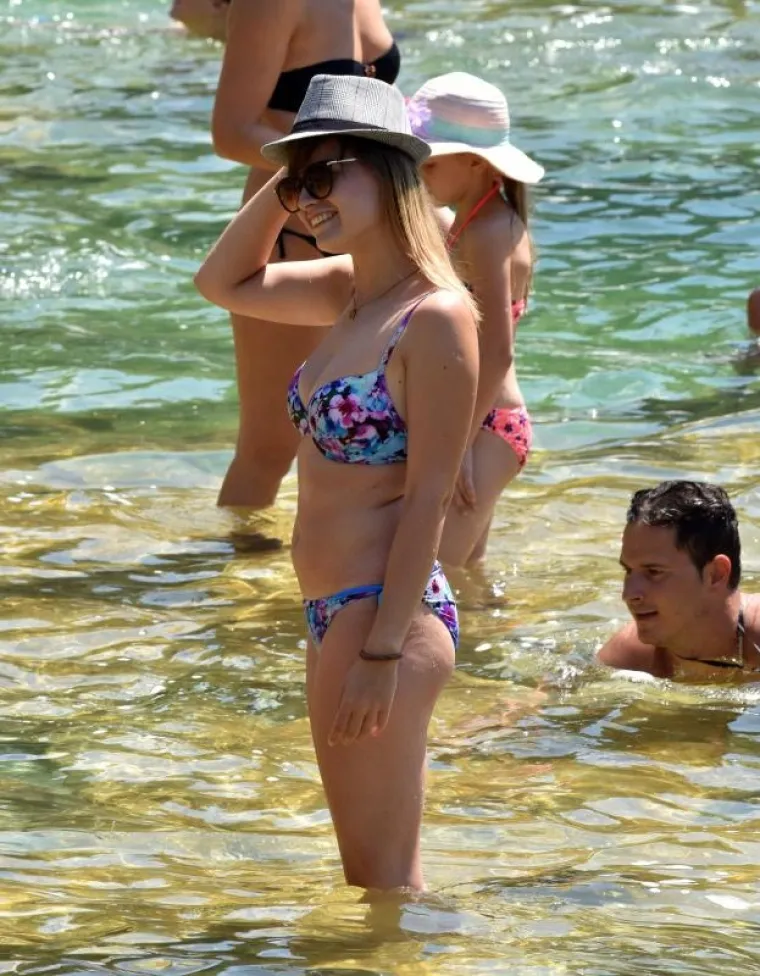 RAJ NA ZEMLJI: Atraktivne djevojke potražile spas od vrućina ispod slapova Krke