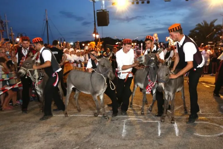 ŽESTOKA BITKA: Tisuće na magarećoj utrci u Tribunju, Renault 4 odnio pobjedu