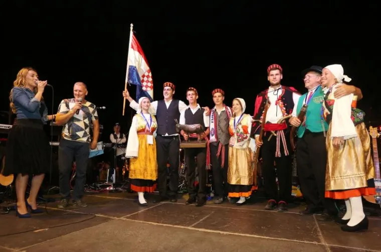 ŽESTOKA BITKA: Tisuće na magarećoj utrci u Tribunju, Renault 4 odnio pobjedu