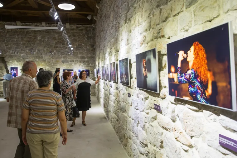 Ljubav cvate: lijepa Nata&scaron;a Janjić prvi put snimljena u javnosti s novim dečkom