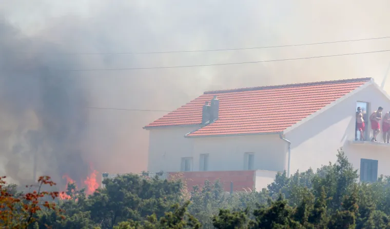 Požar koji je u srijedu buknuo kod Šibenika u jednom se trenutku opasno približio kućama
