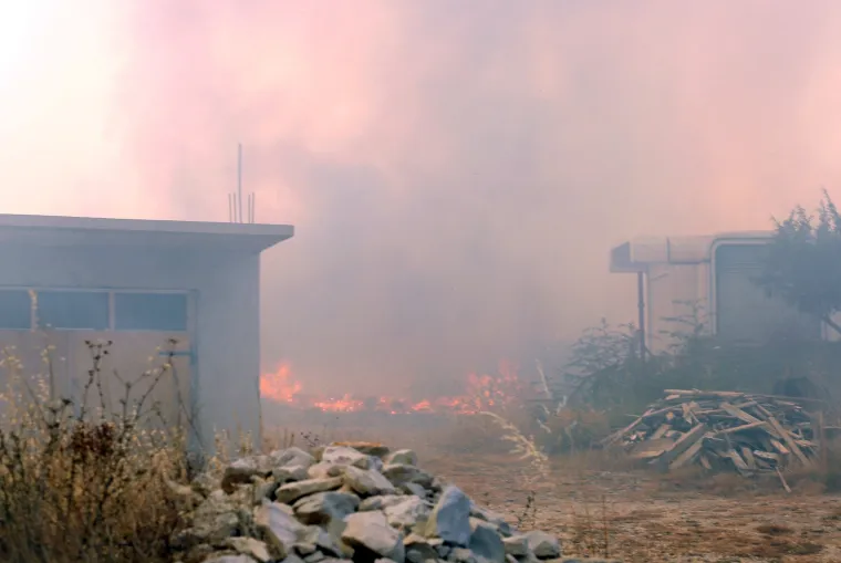 Požar koji je u srijedu buknuo kod Šibenika u jednom se trenutku opasno približio kućama