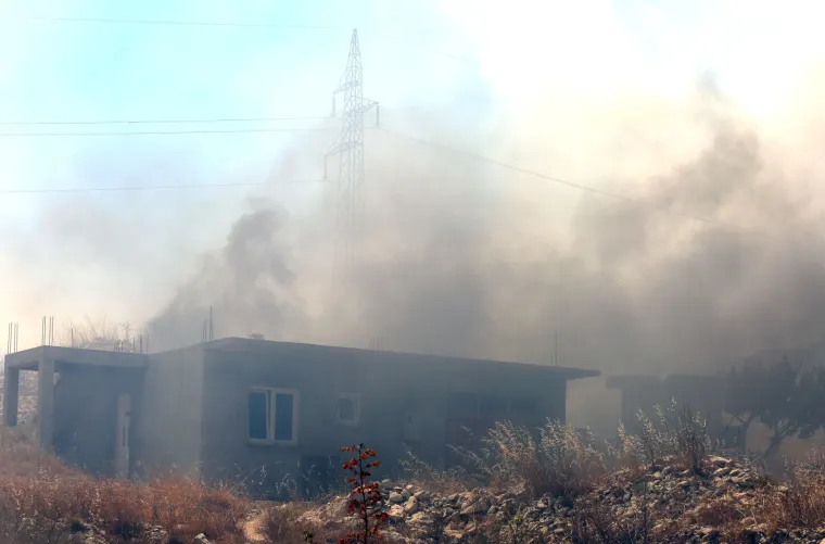 Požar koji je u srijedu buknuo kod Šibenika u jednom se trenutku opasno približio kućama