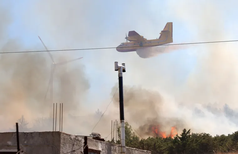 Požar koji je u srijedu buknuo kod &Scaron;ibenika u jednom se trenutku opasno približio kućama