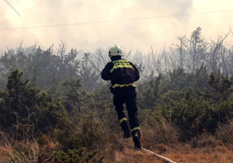 Požar koji je u srijedu buknuo kod &Scaron;ibenika u jednom se trenutku opasno približio kućama