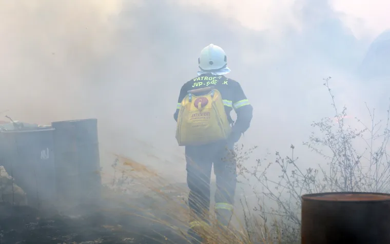 Požar koji je u srijedu buknuo kod &Scaron;ibenika u jednom se trenutku opasno približio kućama