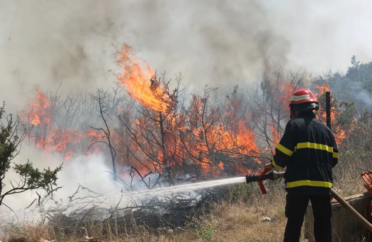 Požar koji je u srijedu buknuo kod &Scaron;ibenika u jednom se trenutku opasno približio kućama