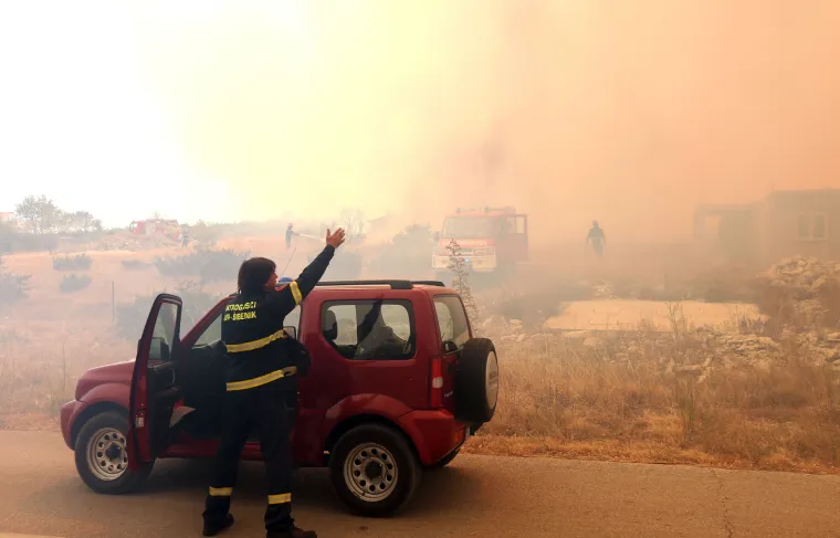 Požar koji je u srijedu buknuo kod &Scaron;ibenika u jednom se trenutku opasno približio kućama