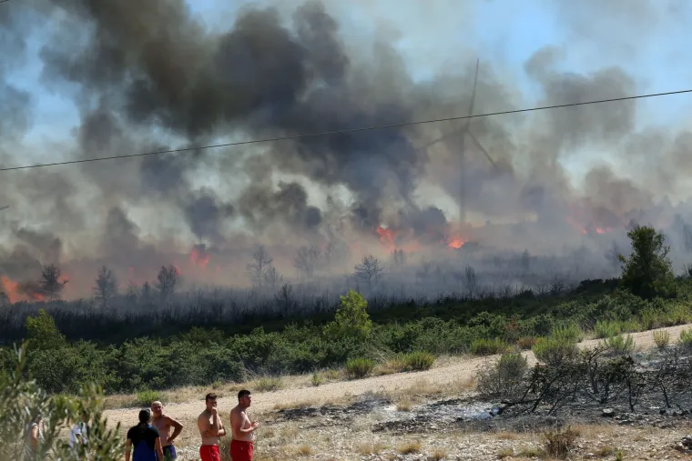 Požar koji je u srijedu buknuo kod &Scaron;ibenika u jednom se trenutku opasno približio kućama