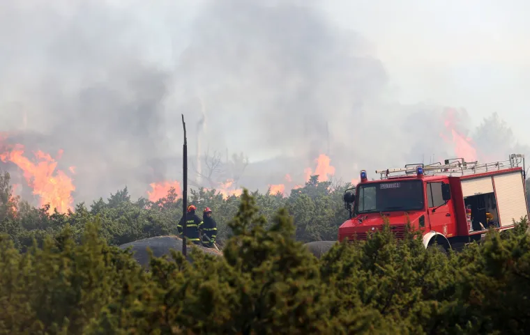 Požar koji je u srijedu buknuo kod &Scaron;ibenika u jednom se trenutku opasno približio kućama