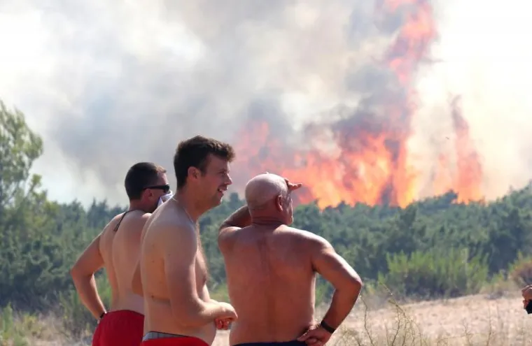 Veliki požar zahvatio je veliki prostor Danila Birnja kod Šibenika. Vatra se brzo širila i došla do prvih kuća.