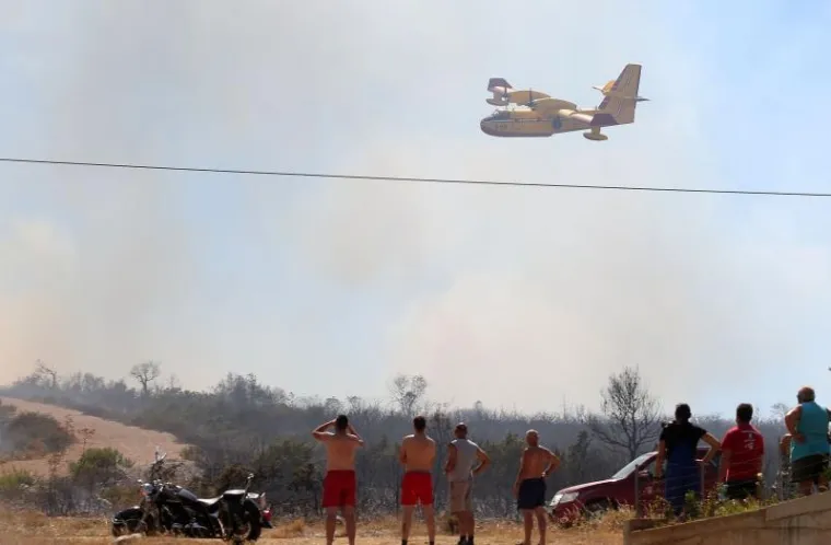 Požar su gasile su jake zemaljske vatrogasne snage, a u pomoć su stigli i kanaderi.
