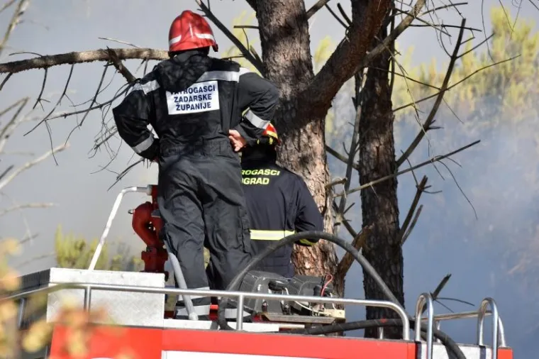 Kod Pako&scaron;tana je buknuo veliki požar koji se &scaron;iri i zbog kojeg je prekinut promet na dionici jadranske magistrale između Biograda na Moru i Pako&scaron;tana.