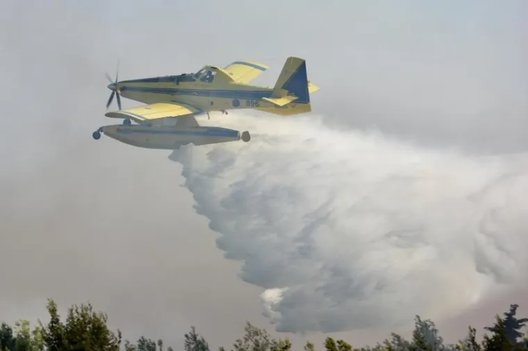 Pomoć vatrogascima pružaju dva kanadera i tri air tractora.