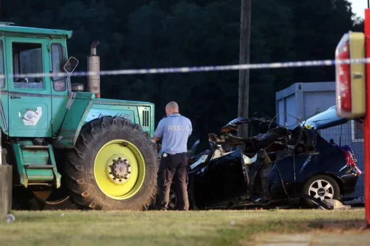 JEZIVE FOTOGRAFIJE: Poginuli otac i 11-godi&scaron;nji sin, majka i drugo dijete prebačeni u bolnicu