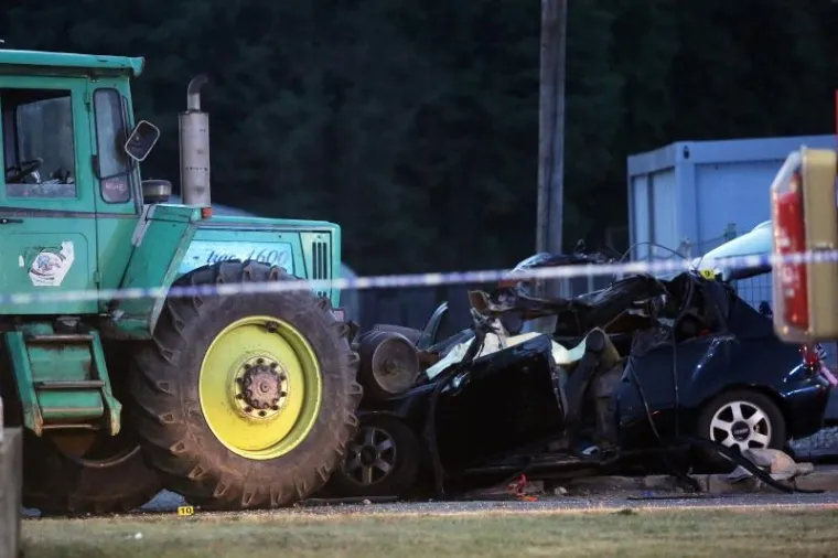 JEZIVE FOTOGRAFIJE: Poginuli otac i 11-godi&scaron;nji sin, majka i drugo dijete prebačeni u bolnicu
