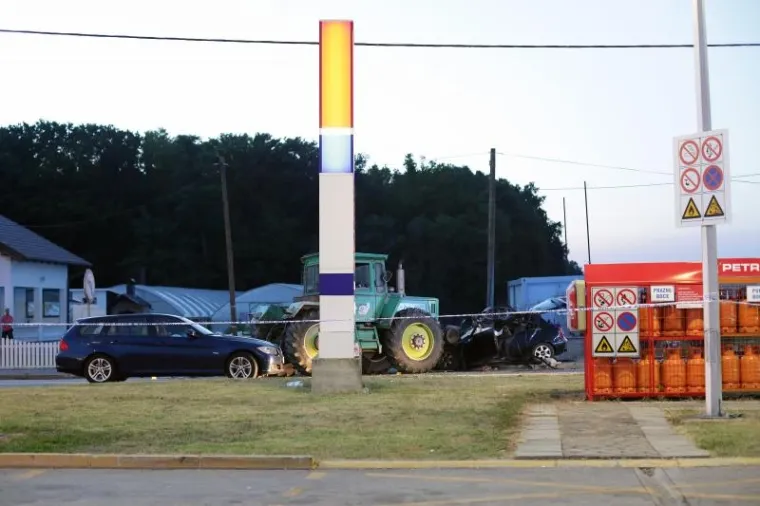 JEZIVE FOTOGRAFIJE: Poginuli otac i 11-godi&scaron;nji sin, majka i drugo dijete prebačeni u bolnicu