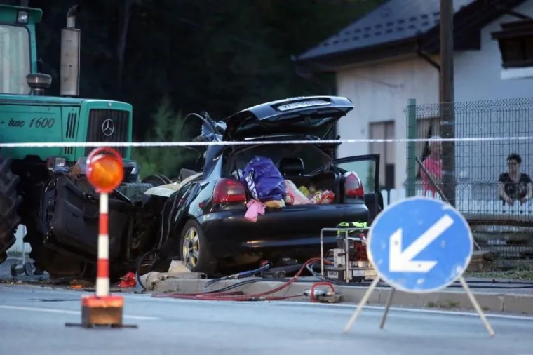 JEZIVE FOTOGRAFIJE: Poginuli otac i 11-godi&scaron;nji sin, majka i drugo dijete prebačeni u bolnicu