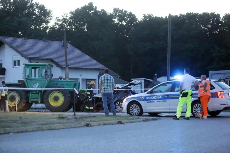 JEZIVE FOTOGRAFIJE: Poginuli otac i 11-godi&scaron;nji sin, majka i drugo dijete prebačeni u bolnicu
