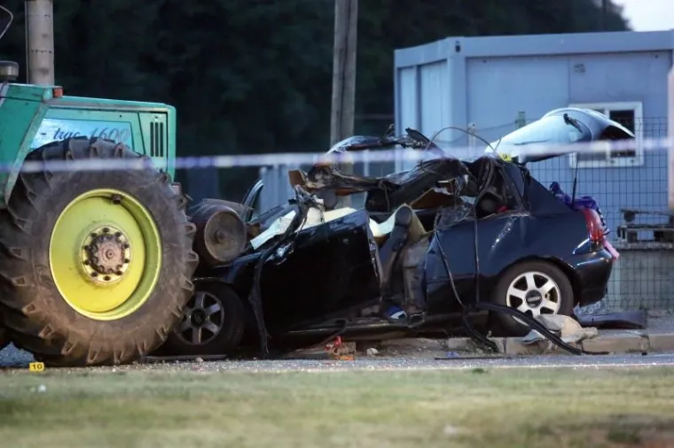 JEZIVE FOTOGRAFIJE: Poginuli otac i 11-godi&scaron;nji sin, majka i drugo dijete prebačeni u bolnicu