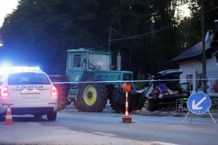 JEZIVE FOTOGRAFIJE: Poginuli otac i 11-godi&scaron;nji sin, majka i drugo dijete prebačeni u bolnicu