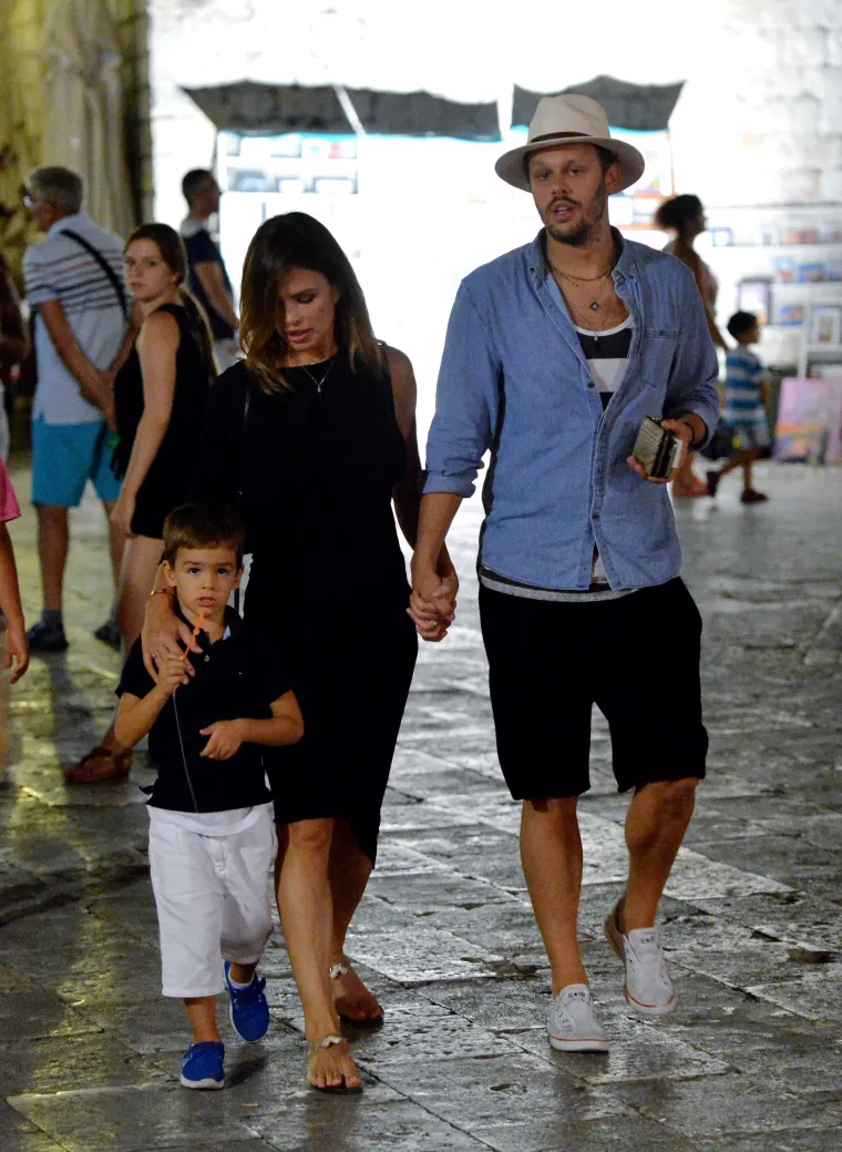 Sretna mala obitelj: Severina, Igor i Aleksandar zagrljeni pro&scaron;etali Stradunom