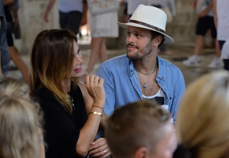 Sretna mala obitelj: Severina, Igor i Aleksandar zagrljeni pro&scaron;etali Stradunom