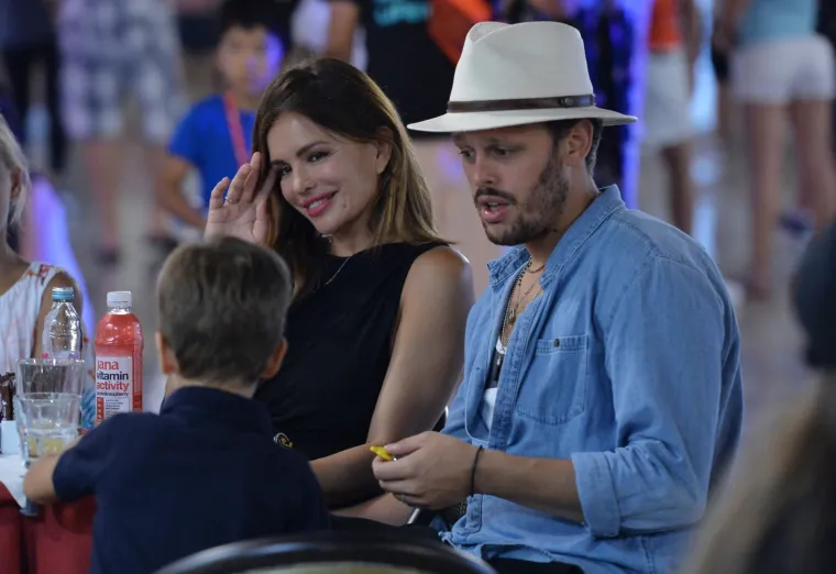 Sretna mala obitelj: Severina, Igor i Aleksandar zagrljeni pro&scaron;etali Stradunom