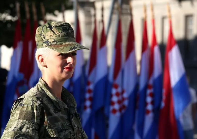 Knin: proslava 21. obljetnice Dana pobjede i domovinske zahvalnosti te Dana hrvatskih branitelja. Očekuje se dolazak 100.000 ljudi. Program počinje budnicom te se nastavlja podizanjem zastave na tvrđavi i polaganjem vijenaca na trgu.