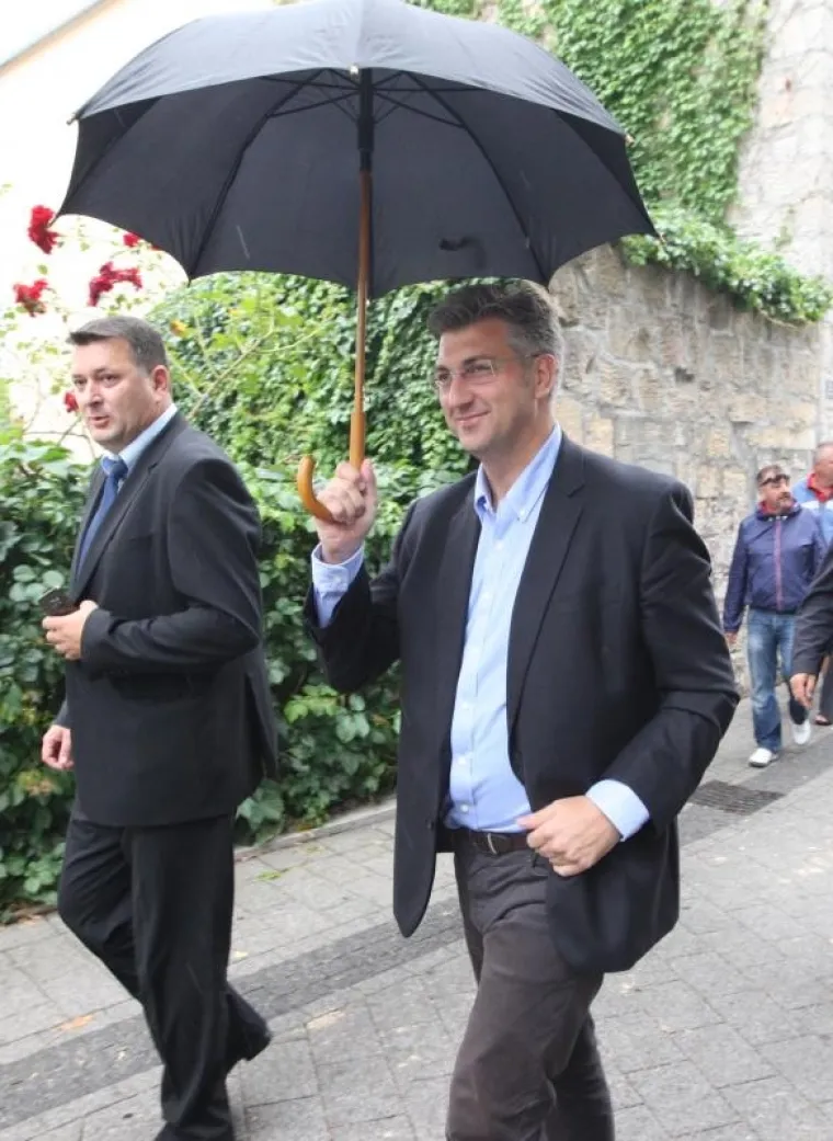 SINJSKA ALKA: Brojni političari stigli u grad, pozornost privlačila elegantna supruga Bože Petrova