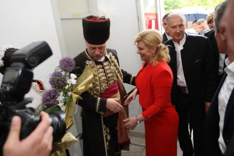 SINJSKA ALKA: Brojni političari stigli u grad, pozornost privlačila elegantna supruga Bože Petrova