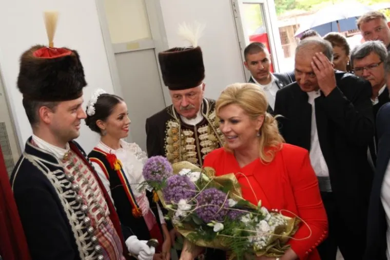 SINJSKA ALKA: Brojni političari stigli u grad, pozornost privlačila elegantna supruga Bože Petrova