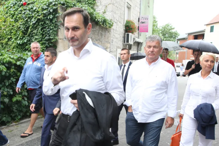 Političari nahrupili na Sinjsku alku: stigli HDZ-ovci i Mostovci, predsjednicu alkari iznenadili cvijećem