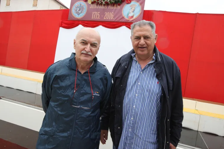 Političari nahrupili na Sinjsku alku: stigli HDZ-ovci i Mostovci, predsjednicu alkari iznenadili cvijećem