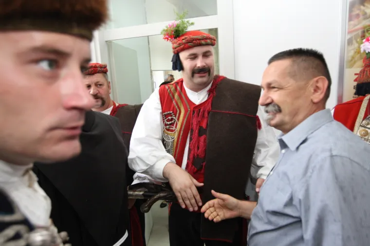 Političari nahrupili na Sinjsku alku: stigli HDZ-ovci i Mostovci, predsjednicu alkari iznenadili cvijećem