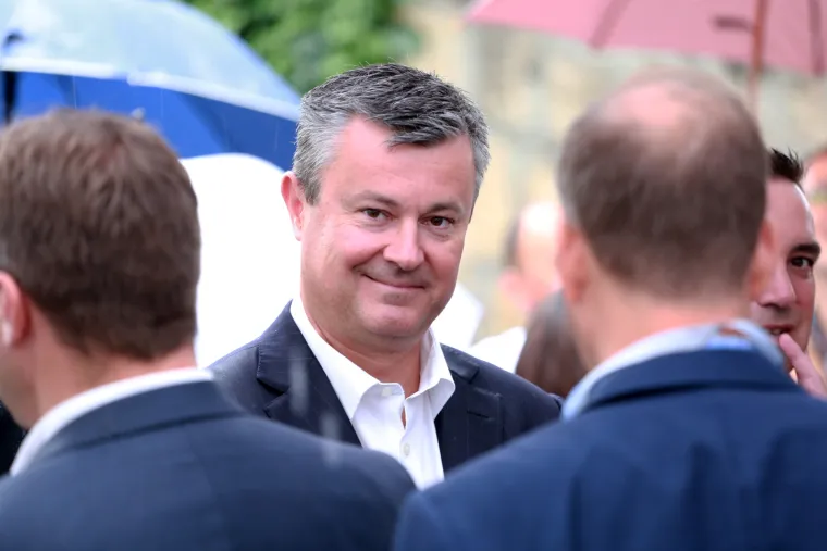 Političari nahrupili na Sinjsku alku: stigli HDZ-ovci i Mostovci, predsjednicu alkari iznenadili cvijećem