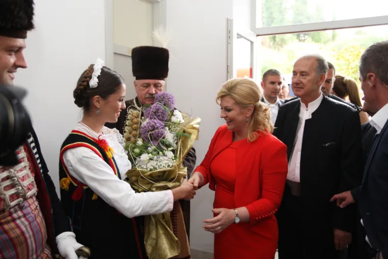 Političari nahrupili na Sinjsku alku: stigli HDZ-ovci i Mostovci, predsjednicu alkari iznenadili cvijećem