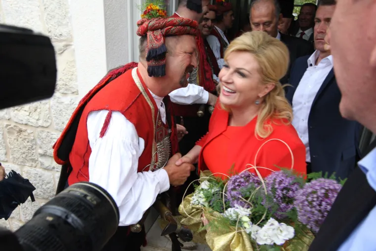 Političari nahrupili na Sinjsku alku: stigli HDZ-ovci i Mostovci, predsjednicu alkari iznenadili cvijećem