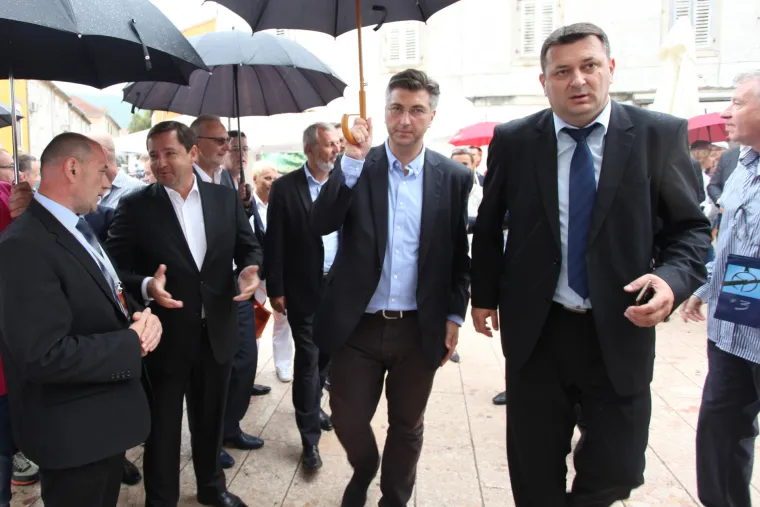 Političari nahrupili na Sinjsku alku: stigli HDZ-ovci i Mostovci, predsjednicu alkari iznenadili cvijećem