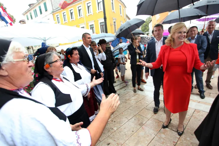 Političari nahrupili na Sinjsku alku: stigli HDZ-ovci i Mostovci, predsjednicu alkari iznenadili cvijećem