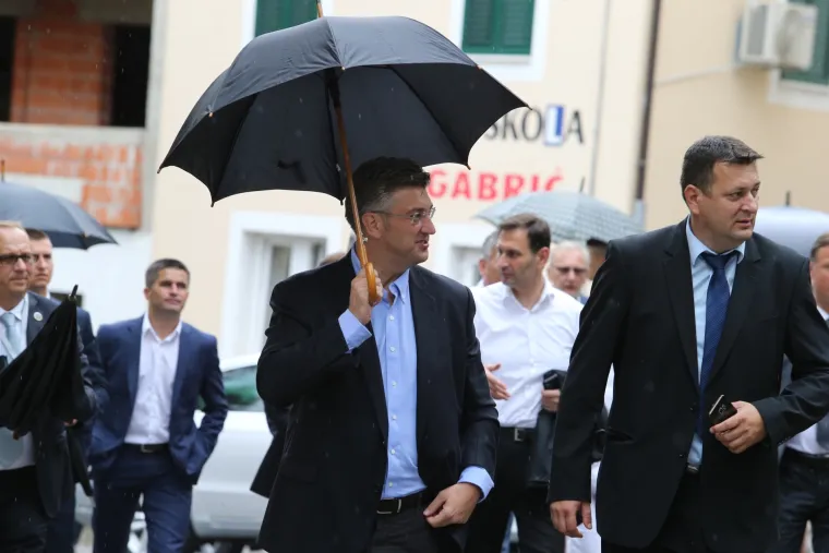 Političari nahrupili na Sinjsku alku: stigli HDZ-ovci i Mostovci, predsjednicu alkari iznenadili cvijećem