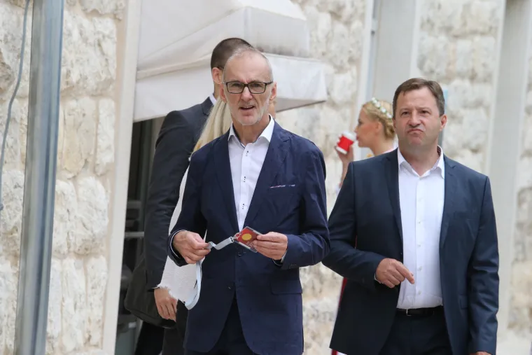 Političari nahrupili na Sinjsku alku: stigli HDZ-ovci i Mostovci, predsjednicu alkari iznenadili cvijećem