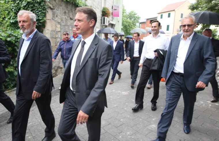 Političari nahrupili na Sinjsku alku: stigli HDZ-ovci i Mostovci, predsjednicu alkari iznenadili cvijećem