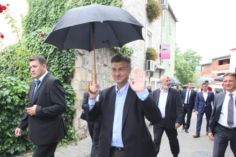 Političari nahrupili na Sinjsku alku: stigli HDZ-ovci i Mostovci, predsjednicu alkari iznenadili cvijećem