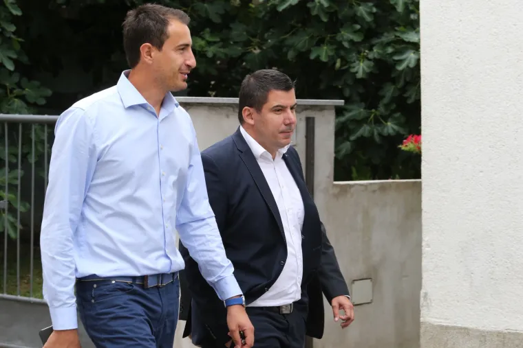 Političari nahrupili na Sinjsku alku: stigli HDZ-ovci i Mostovci, predsjednicu alkari iznenadili cvijećem