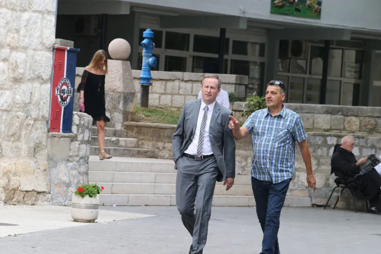 Političari nahrupili na Sinjsku alku: stigli HDZ-ovci i Mostovci, predsjednicu alkari iznenadili cvijećem