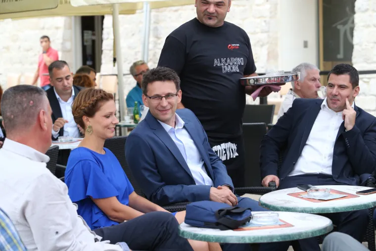 Političari nahrupili na Sinjsku alku: stigli HDZ-ovci i Mostovci, predsjednicu alkari iznenadili cvijećem