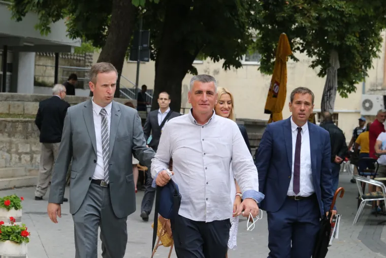Političari nahrupili na Sinjsku alku: stigli HDZ-ovci i Mostovci, predsjednicu alkari iznenadili cvijećem