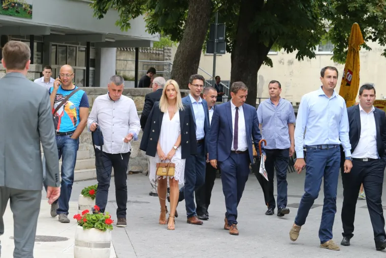Političari nahrupili na Sinjsku alku: stigli HDZ-ovci i Mostovci, predsjednicu alkari iznenadili cvijećem